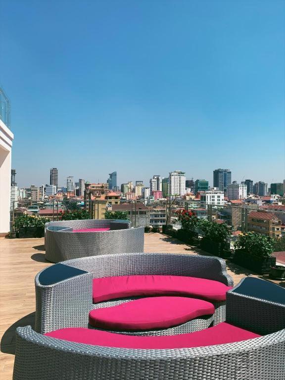 V Boutique Hotel Пном Пен Екстериор снимка