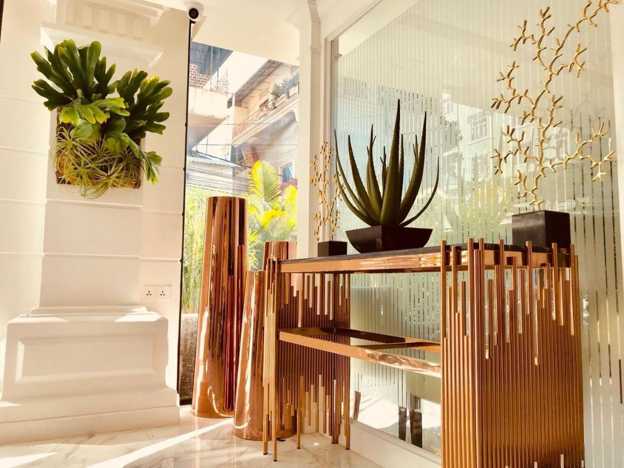 V Boutique Hotel Пном Пен Екстериор снимка