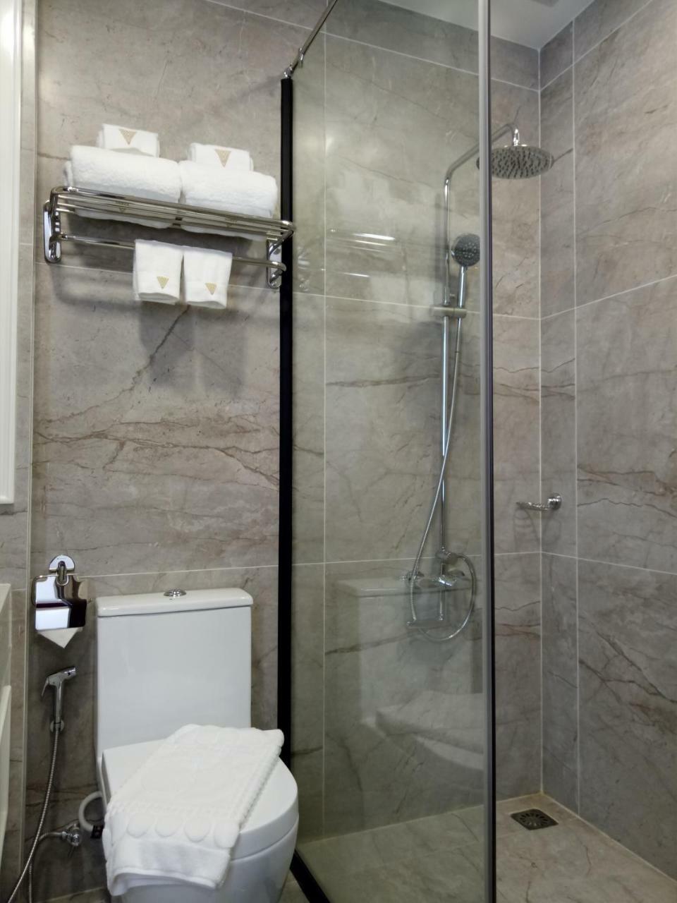V Boutique Hotel Пном Пен Екстериор снимка